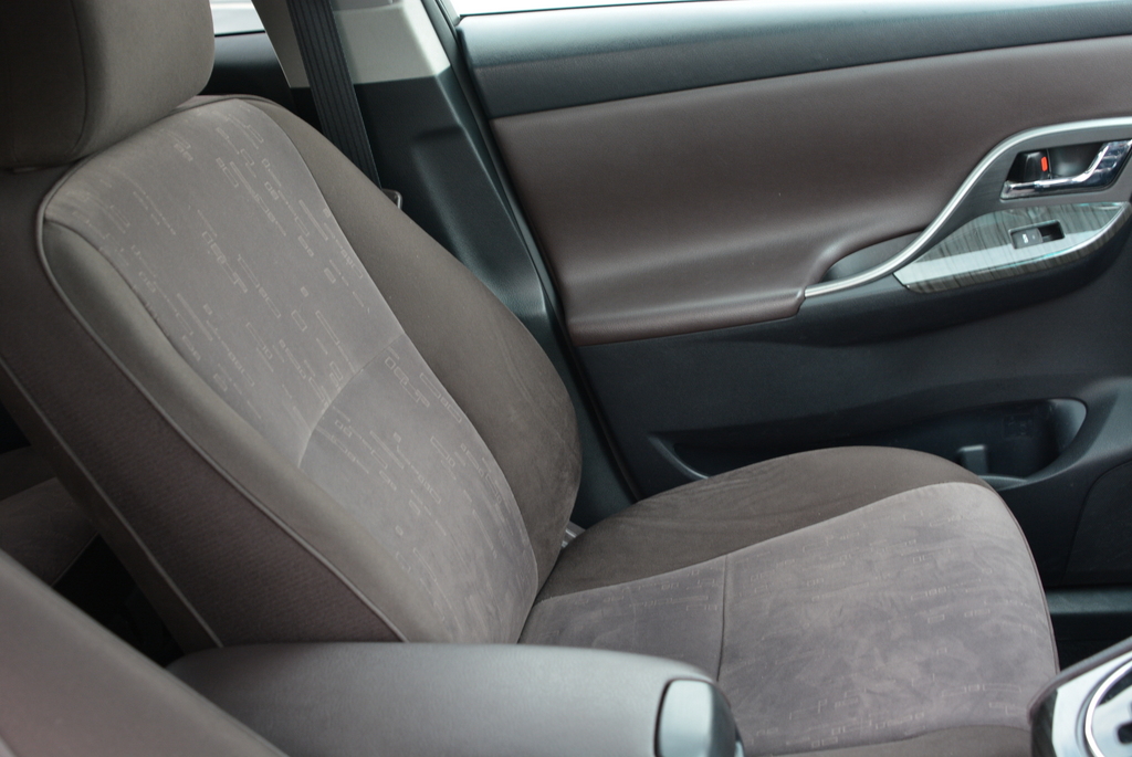 Gorgeous Mark X Zio 6seater wagon! TRD!